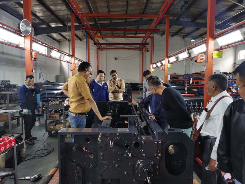 向客户介绍喷水织机结构